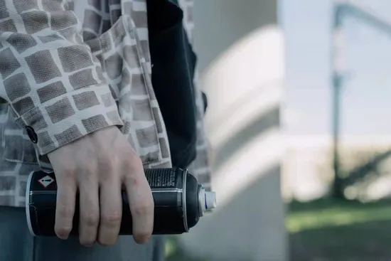 Prix ​​de gros d'usine toutes les tailles de peinture en aérosol main tenant